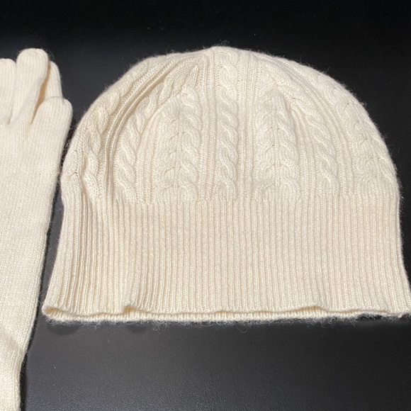 Nicole Summers Vintage cashmere Cream Knit Beanie and Gloves Set - Picture 6 of 12